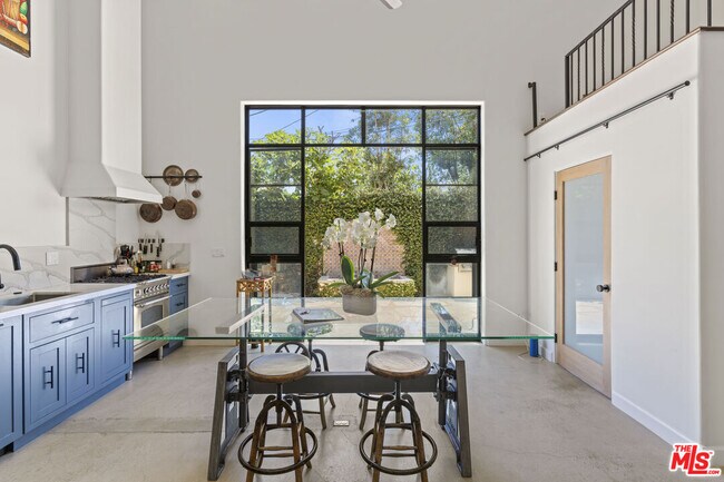 Foto del edificio - 835 N Harper Ave