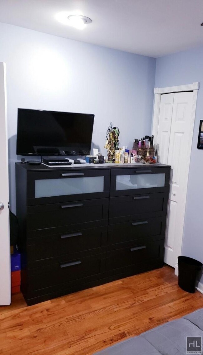 Building Photo - Mint and  Spacious  2 Bedrooms / 1 Bath.Do...