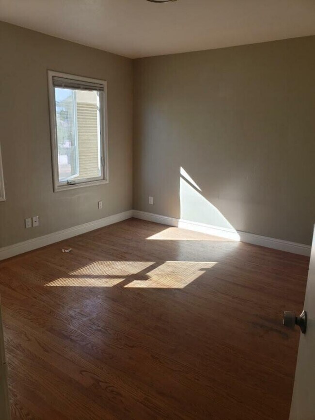 Building Photo - 2 bedroom in Oakland CA 94601