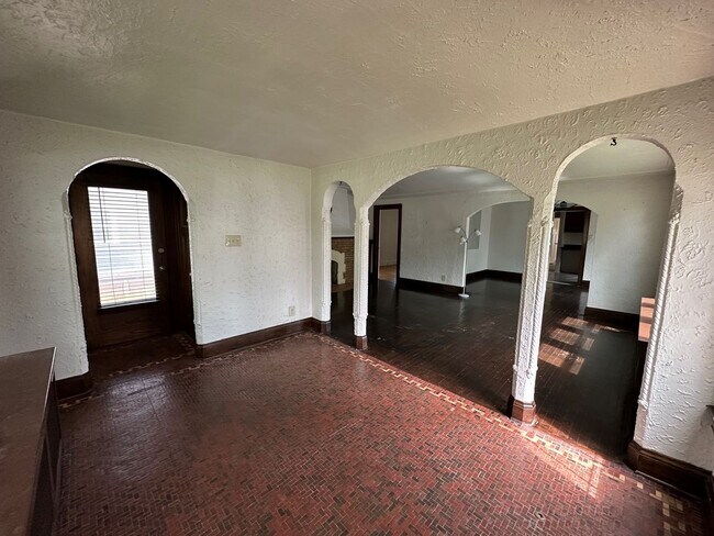 Foto del edificio - 1818-1820 E Newberry Blvd