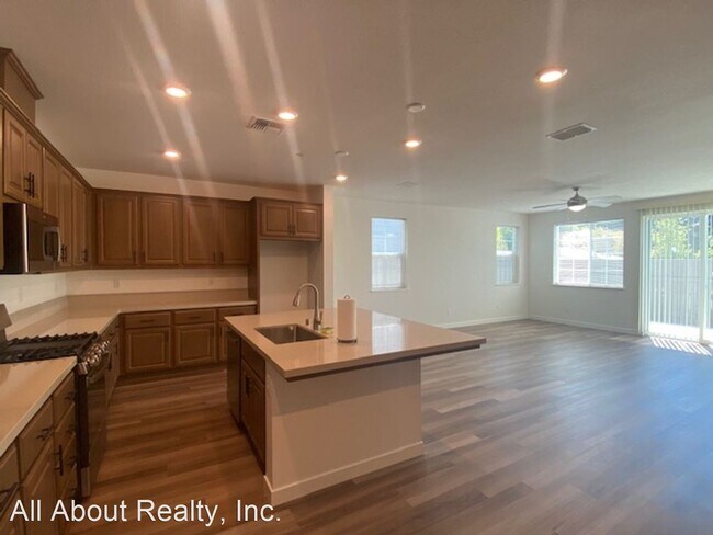Building Photo - 4 br, 3.5 bath House - 9036 SUMMIT LANE