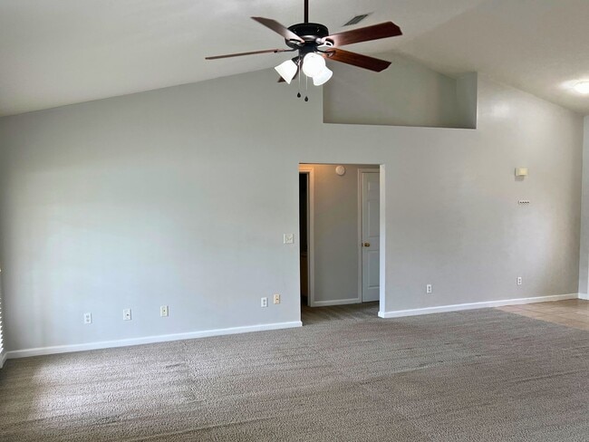 Building Photo - 3/2 centrally located!!