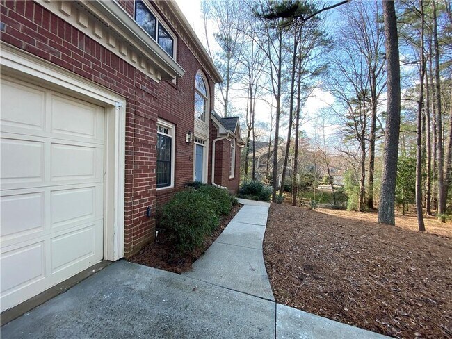Building Photo - 5190 Southlake Dr