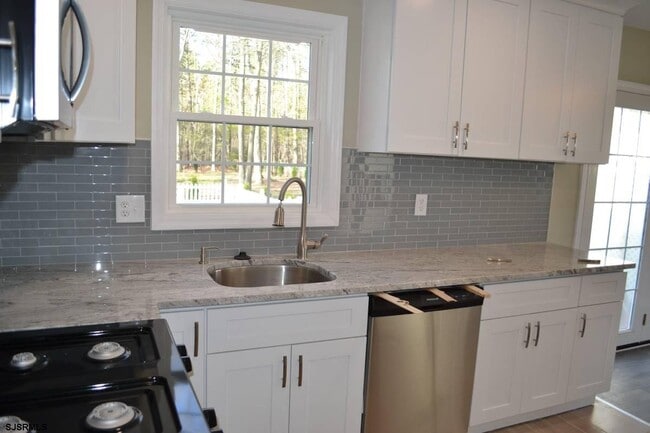 Building Photo - 321 Dogwood Ave