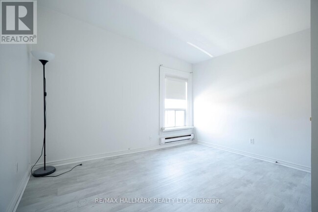 Building Photo - 37-37 Holland St W