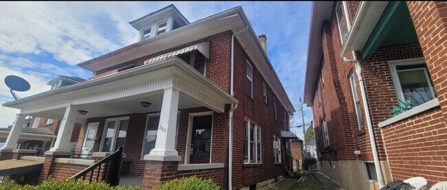 Building Photo - 700 Benton St