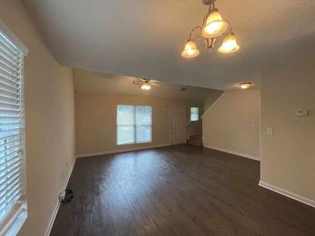 Foto del edificio - PRE-LEASING FOR AUGUST 1 2026!