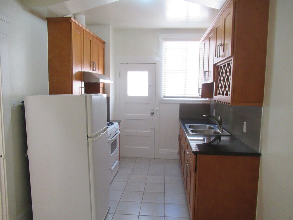 Primary Photo - 890 32nd Ave