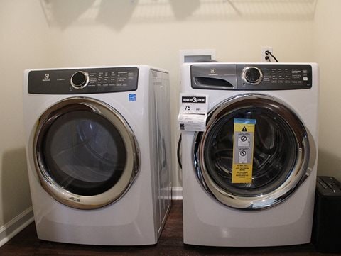 Building Photo - River Oaks Villas