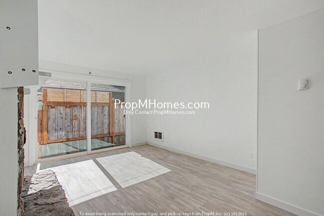 Foto del edificio - Updated Two Bedroom Duplex in Sellwood - Garage Included!