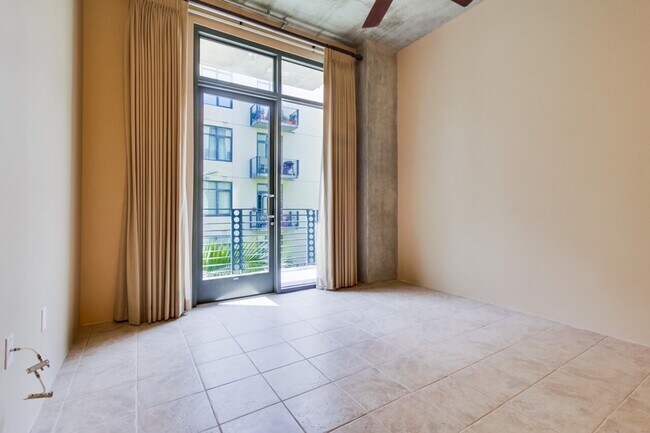 Building Photo - 2 Bedroom Condo in M2i