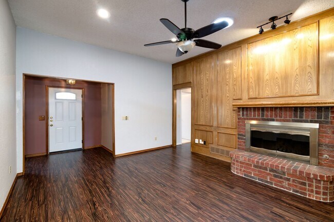 Building Photo - *Cozy Corner Home*