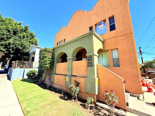 Photo - 1908-1910.5-19105 Daly St Apartment