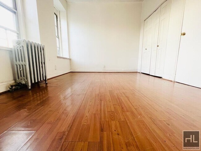 Foto del edificio - Your Front-Facing & Cozy 2 bedroom Apartme...