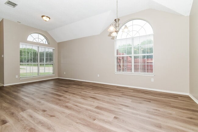 Building Photo - 1110 Pin Oak Ln