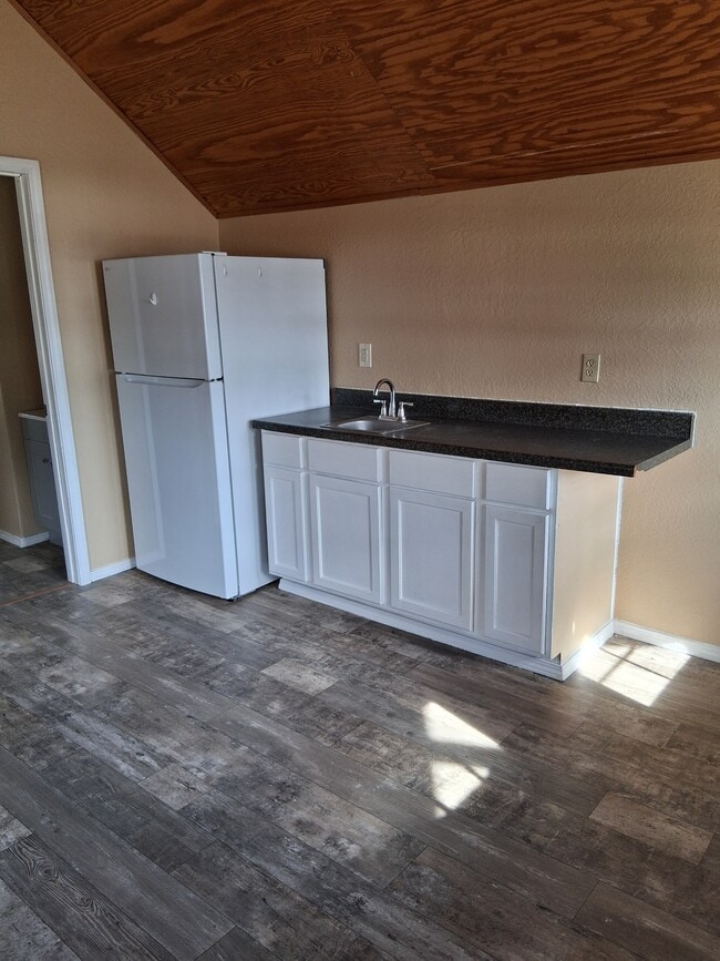 Building Photo - 65400 E 250 Rd