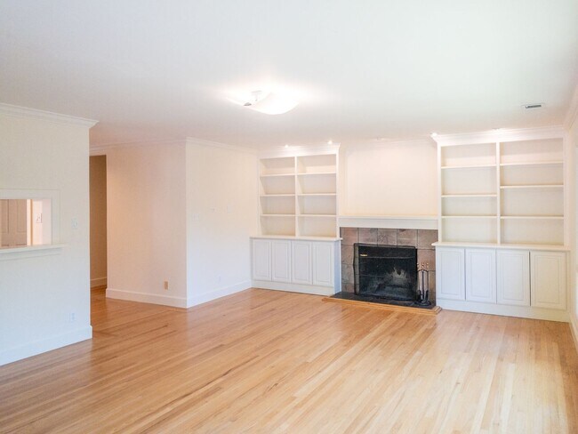 Building Photo - 3BR/2BA Lovely Home! Flat Yard! Parking!  ...