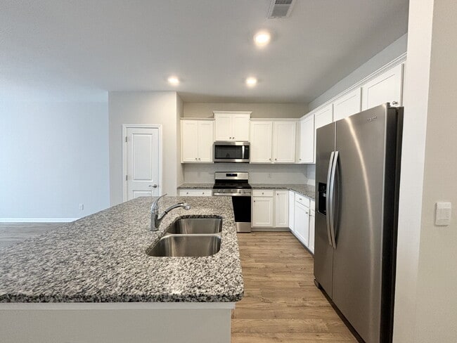 Foto del edificio - Beautifully Maintained Three Bedroom Townh...