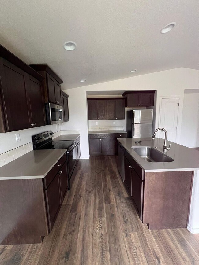 Building Photo - 1642 Zoe Ave