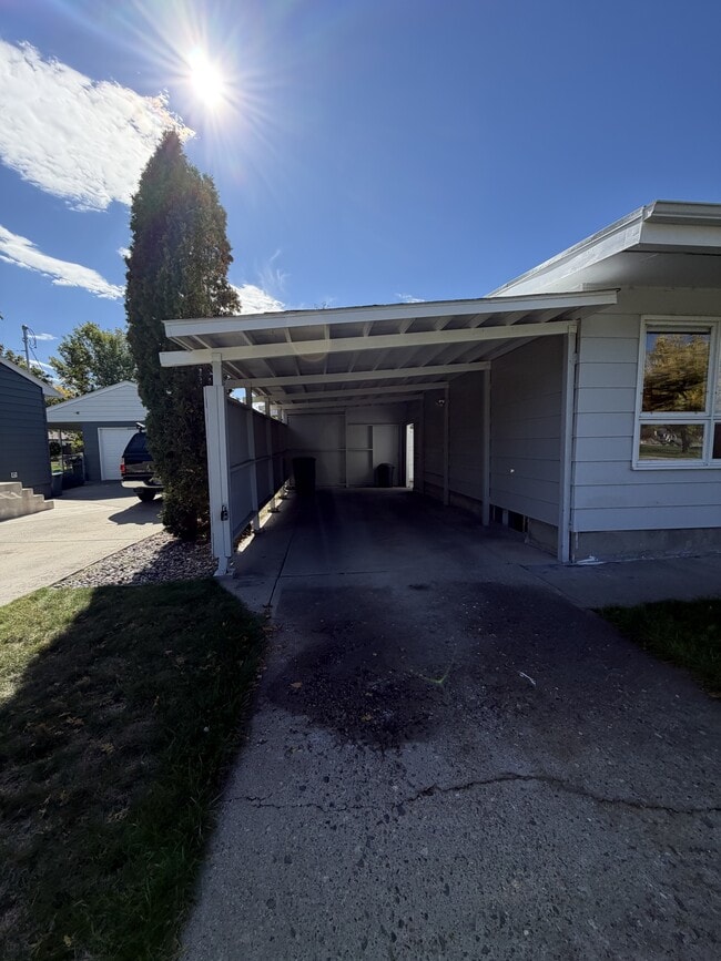 Building Photo - 2520 Lillis Ln