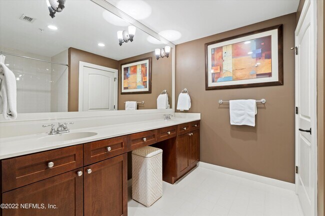 Foto del edificio - 945 Registry Blvd