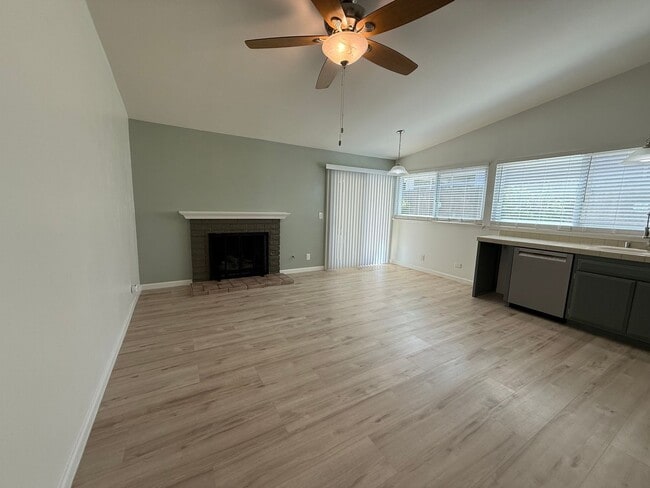 Foto del edificio - First Time rental in Central Simi Valley, 3 bed, 2 bath