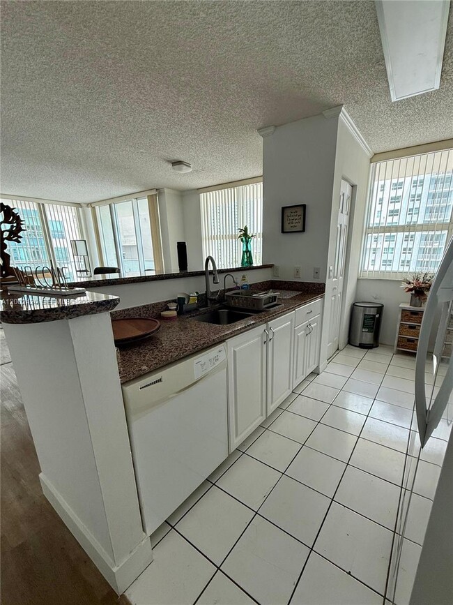 Building Photo - 1155 Brickell Bay Dr