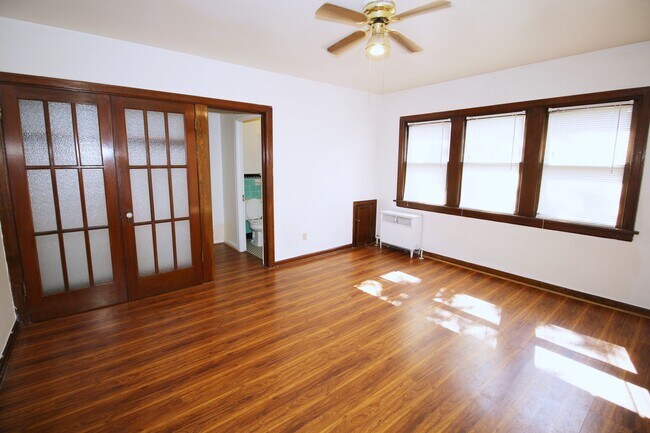 Foto del edificio - 335 E Broadway