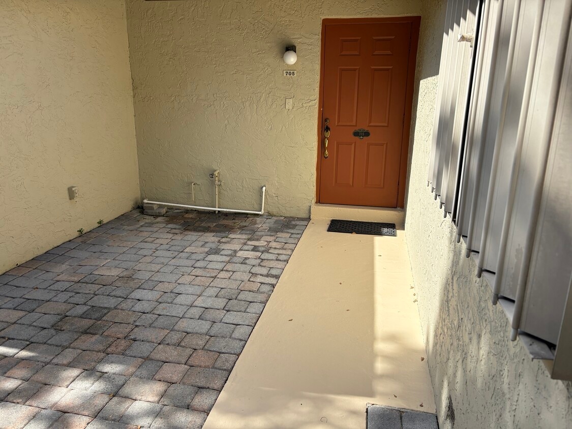 Building Photo - 3951 NE 17th Ave