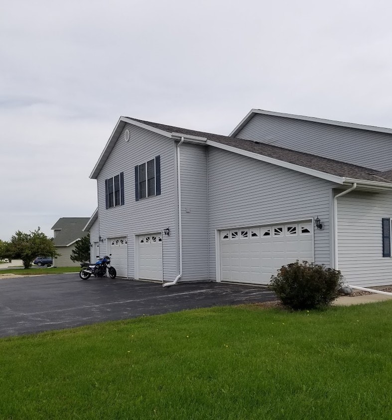 1 car attached garage - 262 S Lar-Ann St
