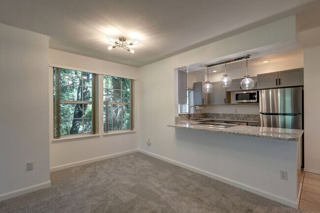 Foto del edificio - Charming Updated 2 Bedroom 2 Bathroom Bellevue Condo