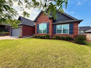 Building Photo - 706 Sedona Dr