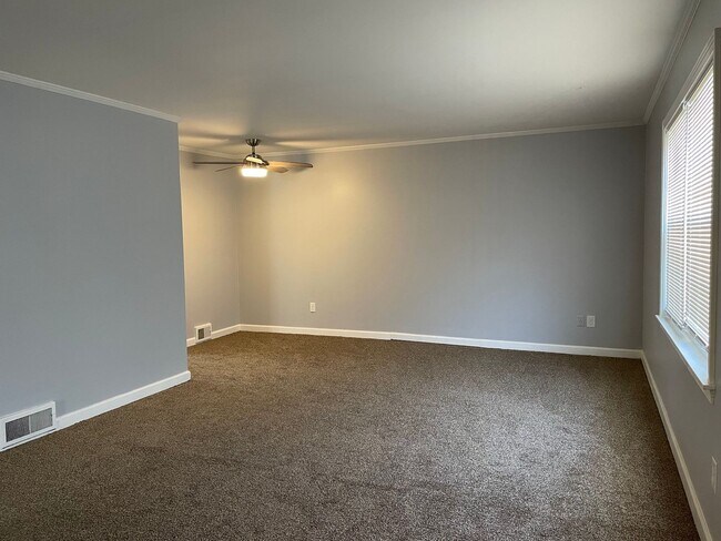 Foto del edificio - {7516} Prairie Village Ranch | Fenced Backyard | 1 car garage