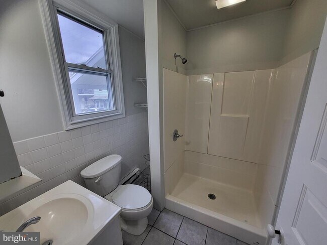 Building Photo - 117 Center Ave