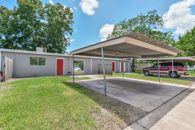 Building Photo - $999 Special!  Your Family Will Love This ...