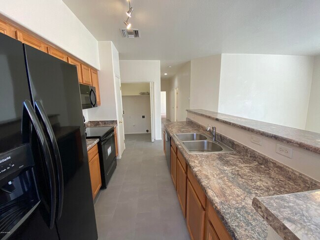 Building Photo - 1262 E Weimer Cir