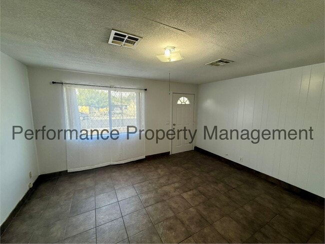 Foto del edificio - Cute 2 Bed/1 Bath in Lamont w/ RBP/Pest Co...