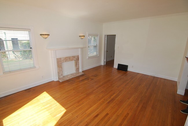 Building Photo - 1125 E Appleton St