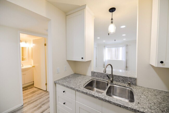 Foto del edificio - Remodeled 1 Bedroom, Ground level Unit in ...