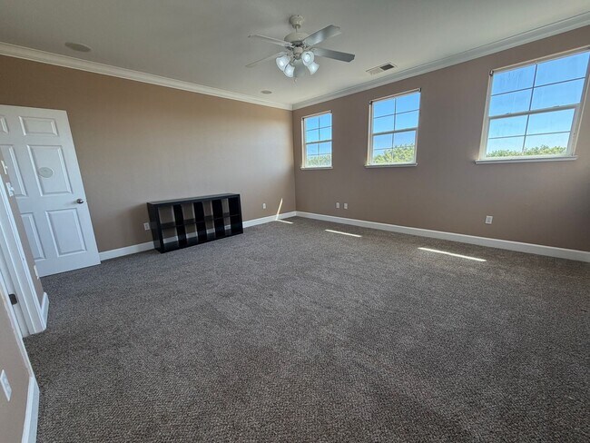 Building Photo - 3 story newer home in great commute location