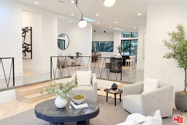 Foto del edificio - 1541 Rising Glen Rd