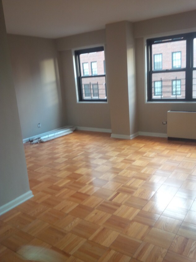 Primary Photo - 161 E 88th St