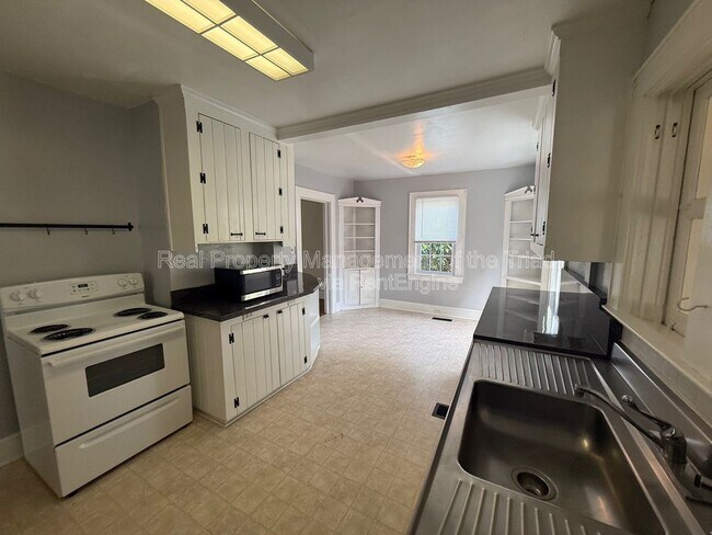 Building Photo - 801 Knollwood St