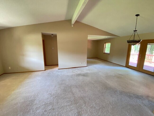 Building Photo - Adorable 2 Bedroom Home Near Downtown Rogers!