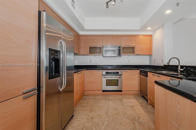 Foto del edificio - 15051 Royal Oaks Ln