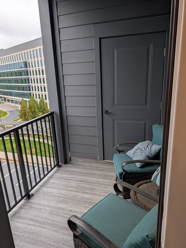 Foto del edificio - Sophisticated Rockville Corner Condo with Resort-Style Amenities, 2 Garage Parking Spaces