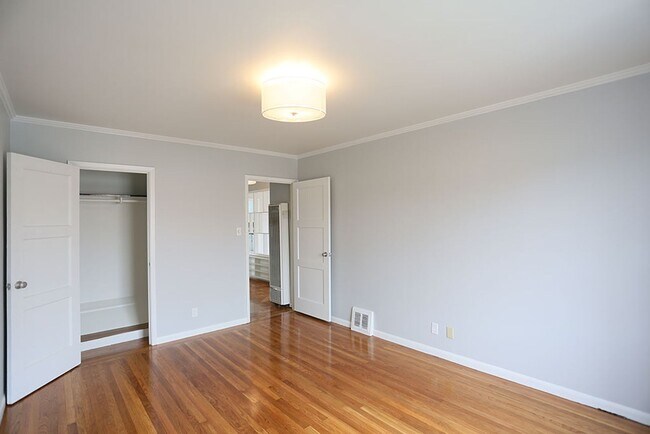 Building Photo - Light Filled Top Flr 2BR/1BA, Hardwood Flo...