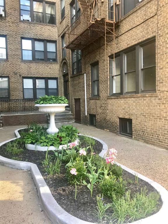 Foto principal - 148 37th St