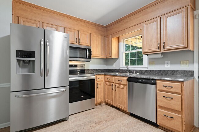 Building Photo - Gorgeous contemporary split-level near Lak...