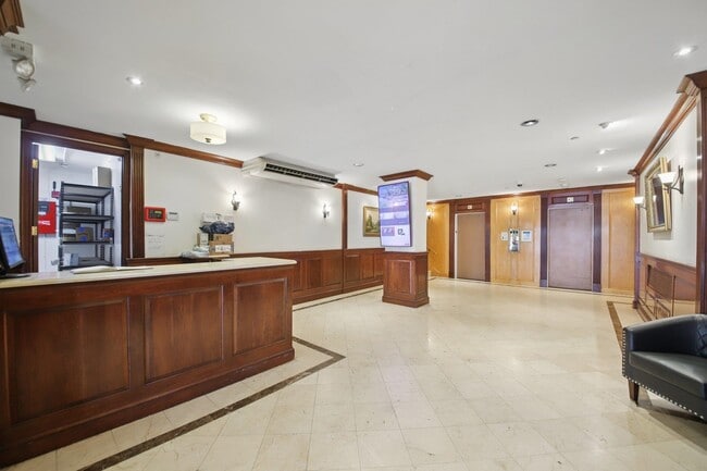 Foto del edificio - 10 Huron Ave